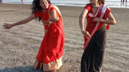 বিশ্ব ভালবাসা দিবসে.. কুয়াকাটার সৈকতে দুই নারীর নৃত্য