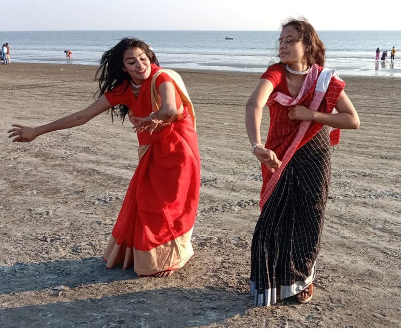 বিশ্ব ভালবাসা দিবসে.. কুয়াকাটার সৈকতে দুই নারীর নৃত্য