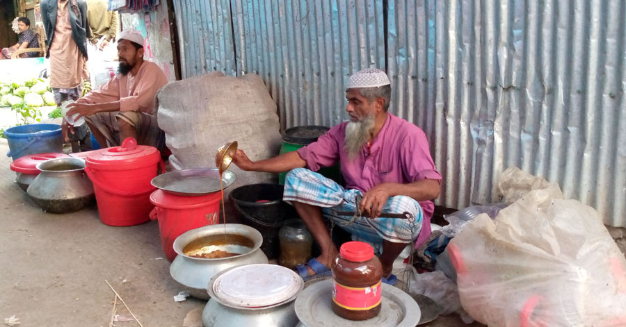 কলাপাড়ায় জমজমাট গোলের গুড়ের হাট
