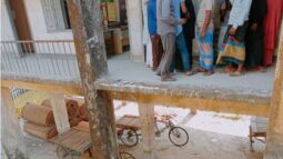 লালমোহনে করোনার টিকা ॥ মানুষের চাপে ভবনের রেলিং ভেঙে আহত ৮