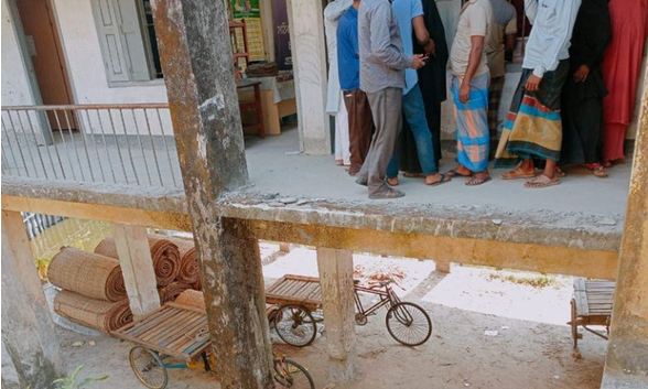 লালমোহনে করোনার টিকা ॥ মানুষের চাপে ভবনের রেলিং ভেঙে আহত ৮