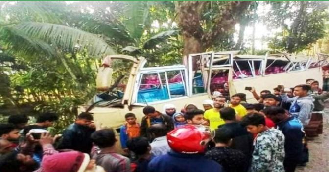 ভোলায় নিয়ন্ত্রণ হারিয়ে গাছের সঙ্গে যাত্রীবাহী বাসের ধাক্কা, আহত ২০