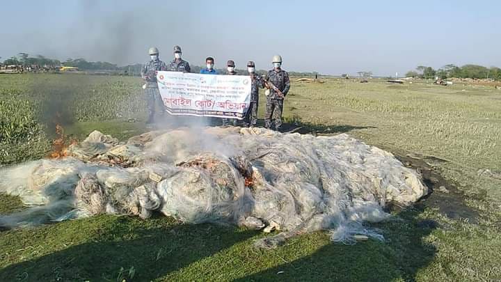 গলাচিপায় নিষিদ্ধ জাল পুড়িয়ে ধ্বংস করল মৎস্য বিভাগ