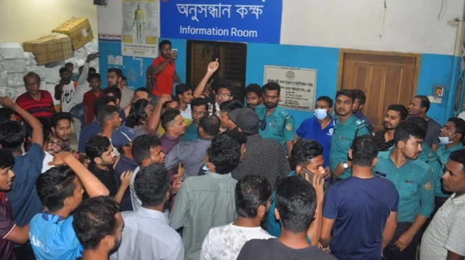 প্রবেশ টি‌কিট না কাটায় নদীবন্দরে ববির ৪ ছাত্রকে মারধর-কান ধরে উঠবস/ ছাত্রদের হামলা