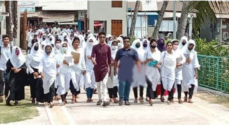 ক্লাস থেকে শিক্ষার্থীদের ধরে নিয়ে এমপির পক্ষে মিছিল!