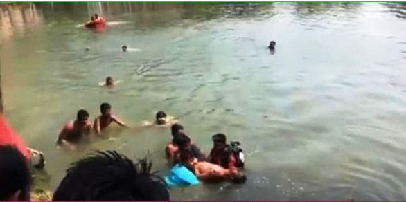 বন্ধু‌দের সা‌থে সাতার প্রতি‌যো‌গিতায় নে‌মে লাশ হল ক‌লেজ ছাত্র