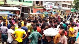 থ্রি হুইলার চালকদের মহাসড়ক অবরোধ