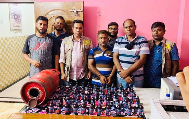 গ্যাস সিলেন্ডার থেকে ফেন্সিডিল উদ্ধার, গ্রেপ্তার ১