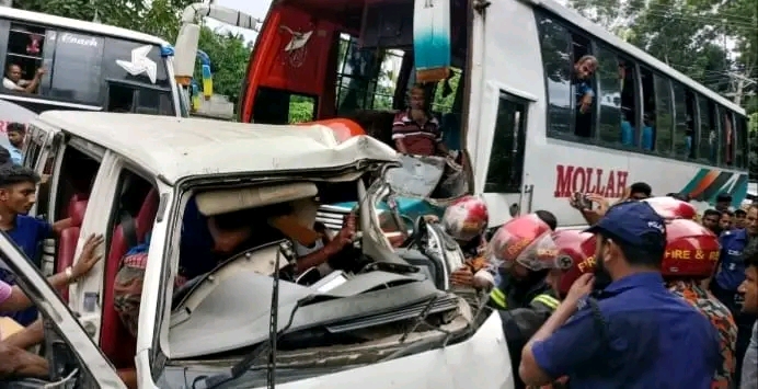 বরিশালে বাস-মাইক্রো মুখোমুখি সংঘর্ষ ।। নিহত চার, আহত দশ