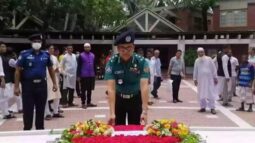 বঙ্গবন্ধুর প্রতিকৃতিতে বিএমপি কমিশনারের শ্রদ্ধা নিবেদন