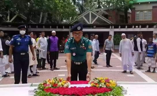 বঙ্গবন্ধুর প্রতিকৃতিতে বিএমপি কমিশনারের শ্রদ্ধা নিবেদন