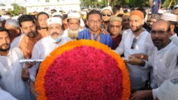 আব্দুর সবুর খান সবুজ’র কফিনে পানিসম্পদ প্রতিমন্ত্রীর পক্ষে শ্রদ্ধা