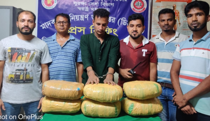 বরিশালে ১২ কেজি গাঁজাসহ যুবক আটক
