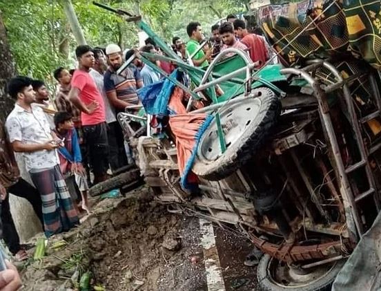 বাকেরগঞ্জে বিআরটিসি বাসের সাথে মাহিন্দার মুখোমুখি সংঘর্ষ ॥ নিহত ৫
