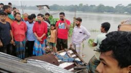 এক মিনিটের টর্নেডোতে লণ্ডভণ্ড ঘরবাড়ি