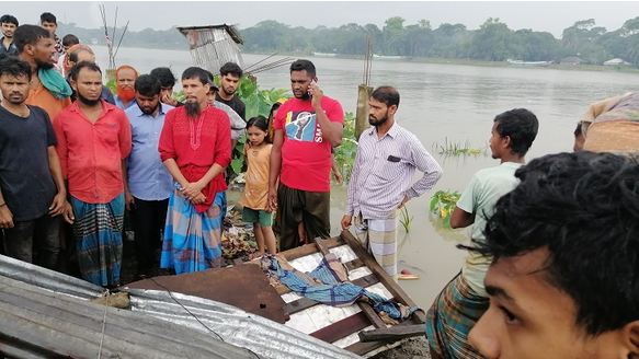 এক মিনিটের টর্নেডোতে লণ্ডভণ্ড ঘরবাড়ি