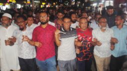 বরিশালে জালানী তেল সহ দ্রব্য মূল্য বৃদ্ধির প্রতিবাদে মহানগর বিএনপির মোমবাতি প্রজ্জলন মিছিল