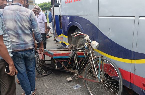 বরিশালে শ্যামলী পরিবহনের বাসচাপায় নারীসহ নিহত ২