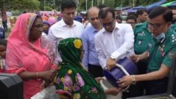 বরিশালে খোলা বাজারে প্রথম দিন ২১ স্থানে চাল ও আটা বিক্রি