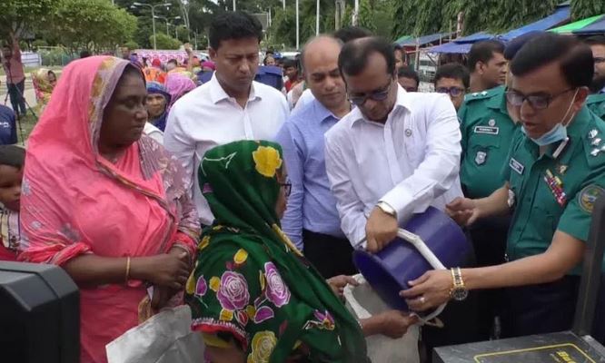 বরিশালে খোলা বাজারে প্রথম দিন ২১ স্থানে চাল ও আটা বিক্রি