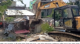 কুয়াকাটা বেড়িবাঁধে ২৯৩টি অবৈধ স্থাপনা উচ্ছেদ