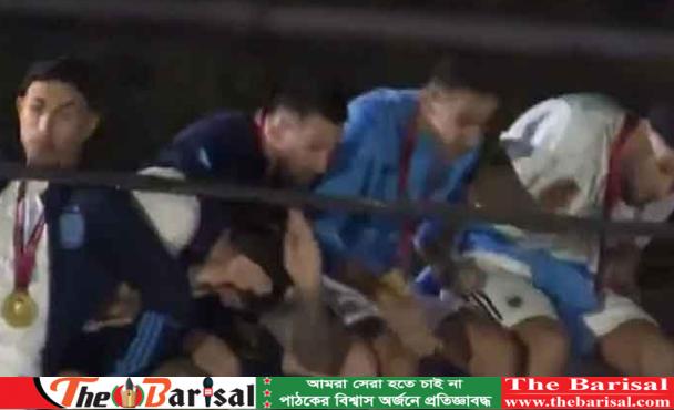 অল্পের জন্য দুর্ঘটনা থেকে বাঁচলেন মেসিরা
