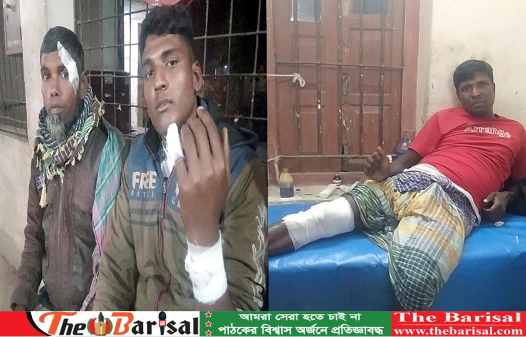 কলাপাড়ায় ইট টানা ট্রলার ও মাছ ধরা ট্রলারের মুখোমুখি সংর্ঘষ।। ৬ জেলে আহত