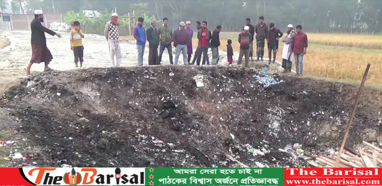 হিজলায় প্লাস্টিক পোড়াৃর বিশাক্ত ধোয়ায় জনজীবন বিপর্যয়