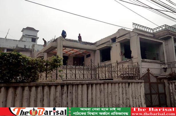 ভেঙে ফেলা হচ্ছে এরশাদ শিকদারের ‘স্বর্ণকমল’
