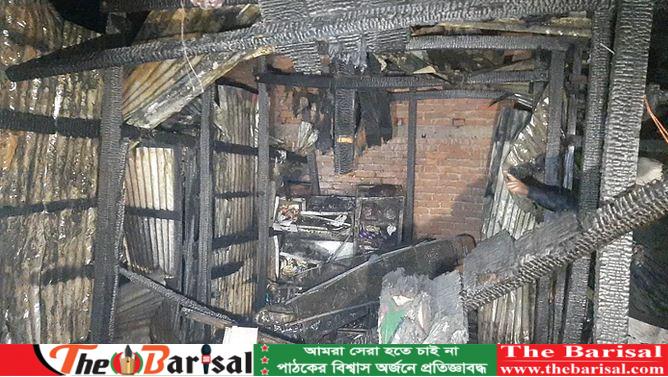 বরিশাল নগরে আগুনে প্রাণ গেল ৩০ জোড়া কবুতরের