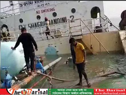 ১১ লাখ লিটার তেল নিয়ে ভোলায় ডুবে যাওয়া জাহাজ উদ্ধার