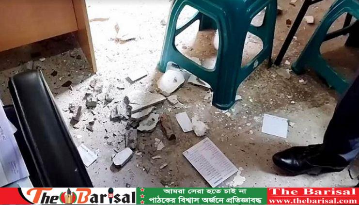 হাসপাতালে ছাদের পলেস্তারা খসে পড়ে রোগী আহত