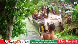 গৌরনদীতে দুটি যাত্রীবাহী বাসের মুখোমুখি সংঘর্ষে আহত ২৭