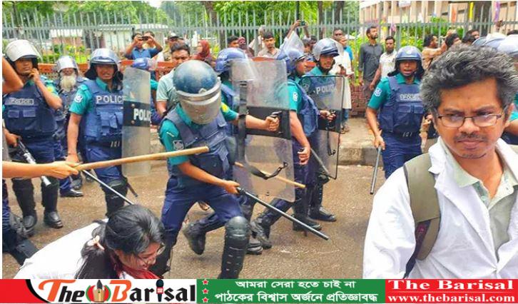 শাহবাগে আন্দোলনরত চিকিৎসকদের ওপর লাঠিচার্জের অভিযোগ