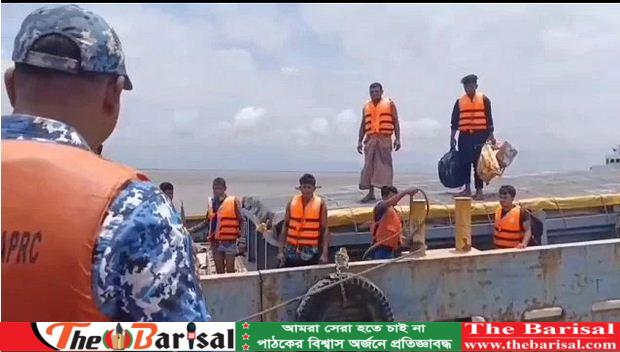 মেঘনায় লাইটার জাহাজডুবি ॥  ৯৯৯-এ কল করে প্রানে রক্ষা ১২ জনের