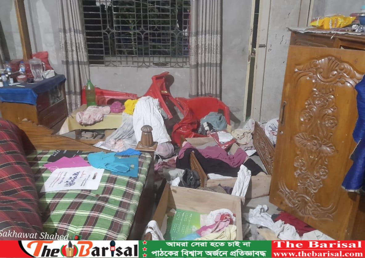 ভোলা বোরহানউদ্দিনে বসত ঘরে সন্ত্রাসী হামলা ও লুটপাট 