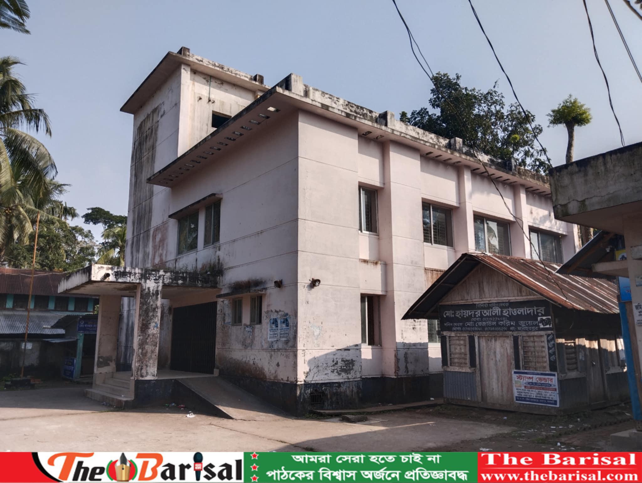 ঝালকাঠিতে এক সাব-রেজিস্ট্রারে চল‌ছে চার উপজেলা অফিস