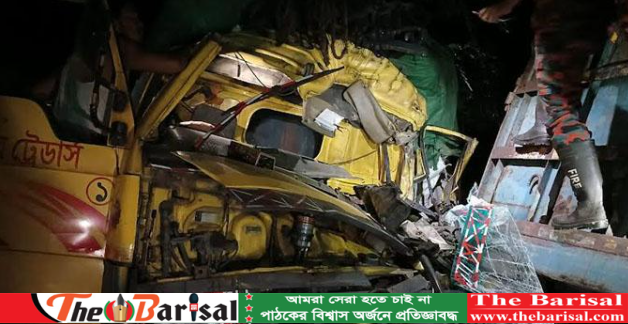 উজিরপুরে দুই ট্রাকের সংঘর্ষ ! হেলপারসহ নিহত-২