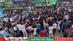 বরিশালে শ্রমিকদের সঙ্গে ছাত্র-জনতার সংঘর্ষ, ॥ অবরোধের স্থান শ্রমিকরেদর দখলে